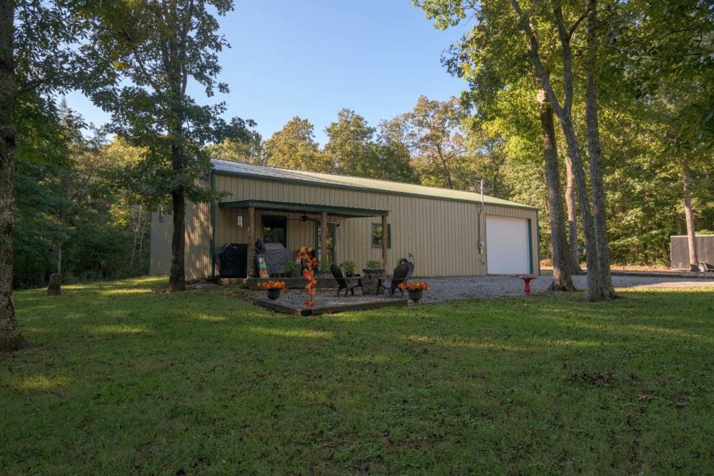 Front of a Workshop/Barn Living Dwelling in Nice big Yard